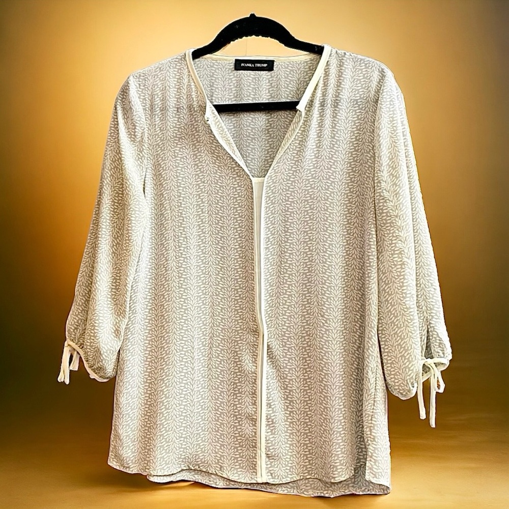 Beautiful sheer print career blouse Size S
